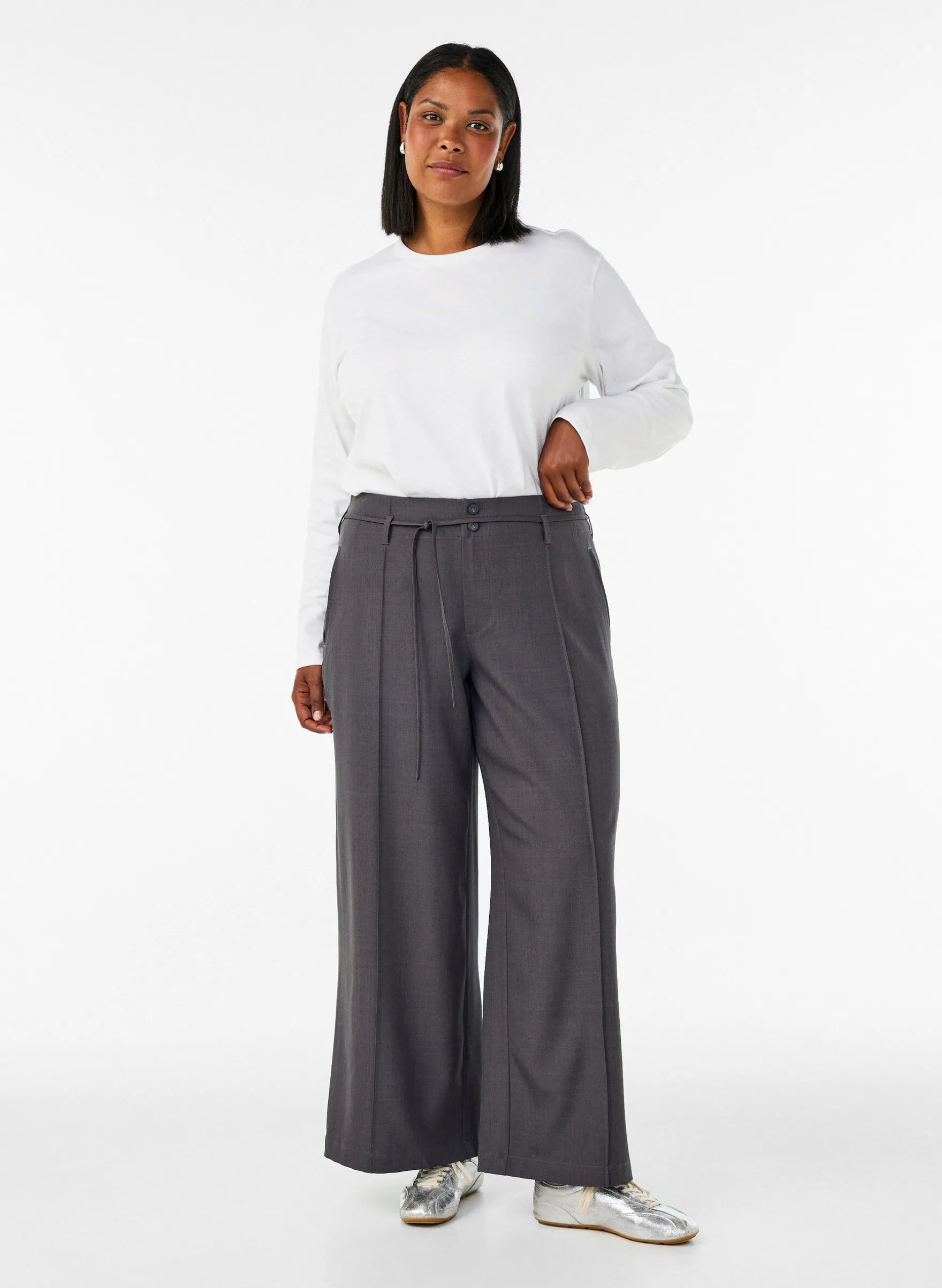 Taillierte Hose mit Bügelfalten und einem Bindegürtel