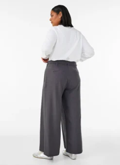 Taillierte Hose mit Bügelfalten und einem Bindegürtel