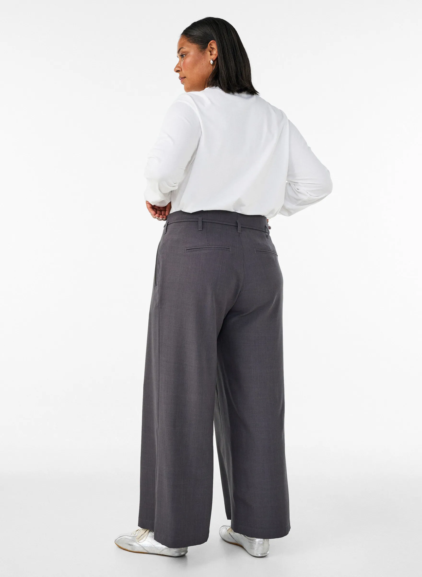 Taillierte Hose mit Bügelfalten und einem Bindegürtel