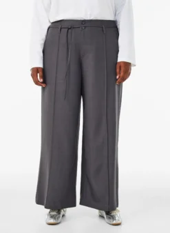 Taillierte Hose mit Bügelfalten und einem Bindegürtel
