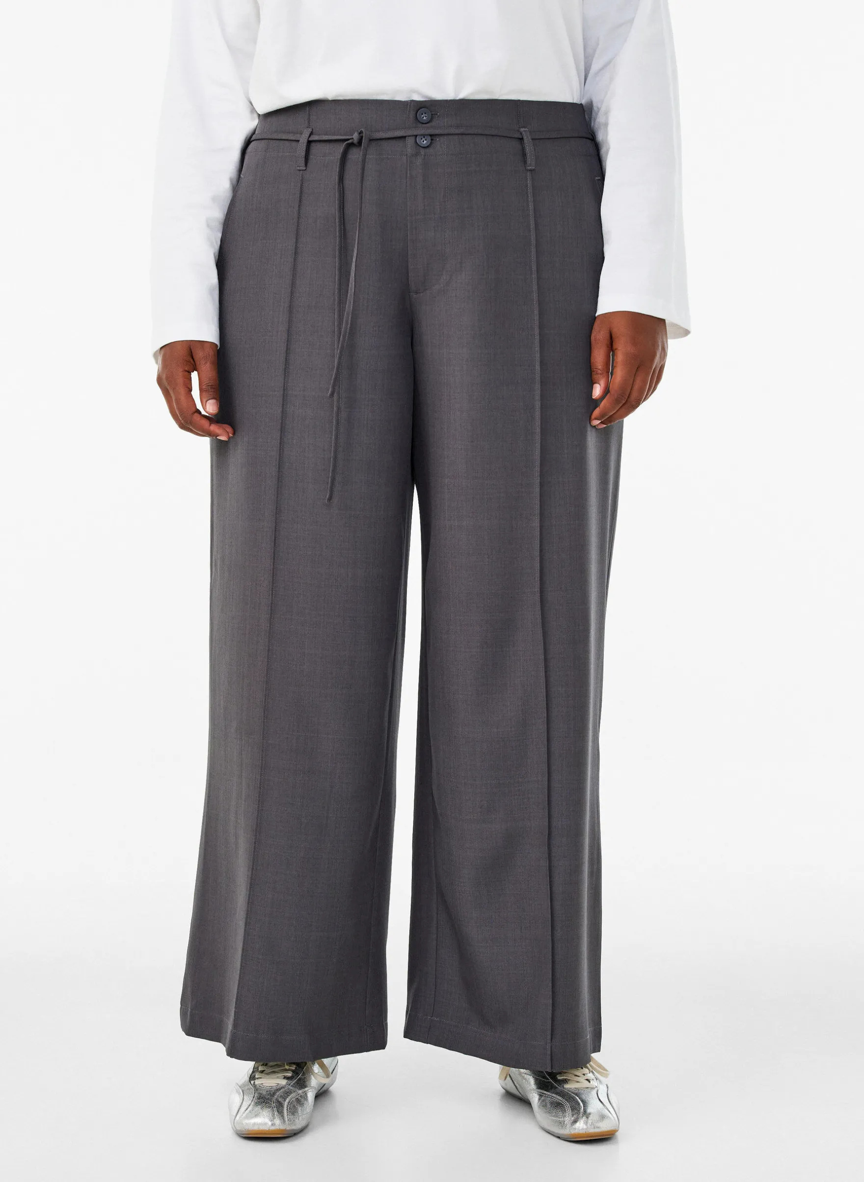Taillierte Hose mit Bügelfalten und einem Bindegürtel