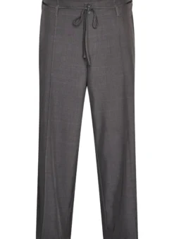 Taillierte Hose mit Bügelfalten und einem Bindegürtel