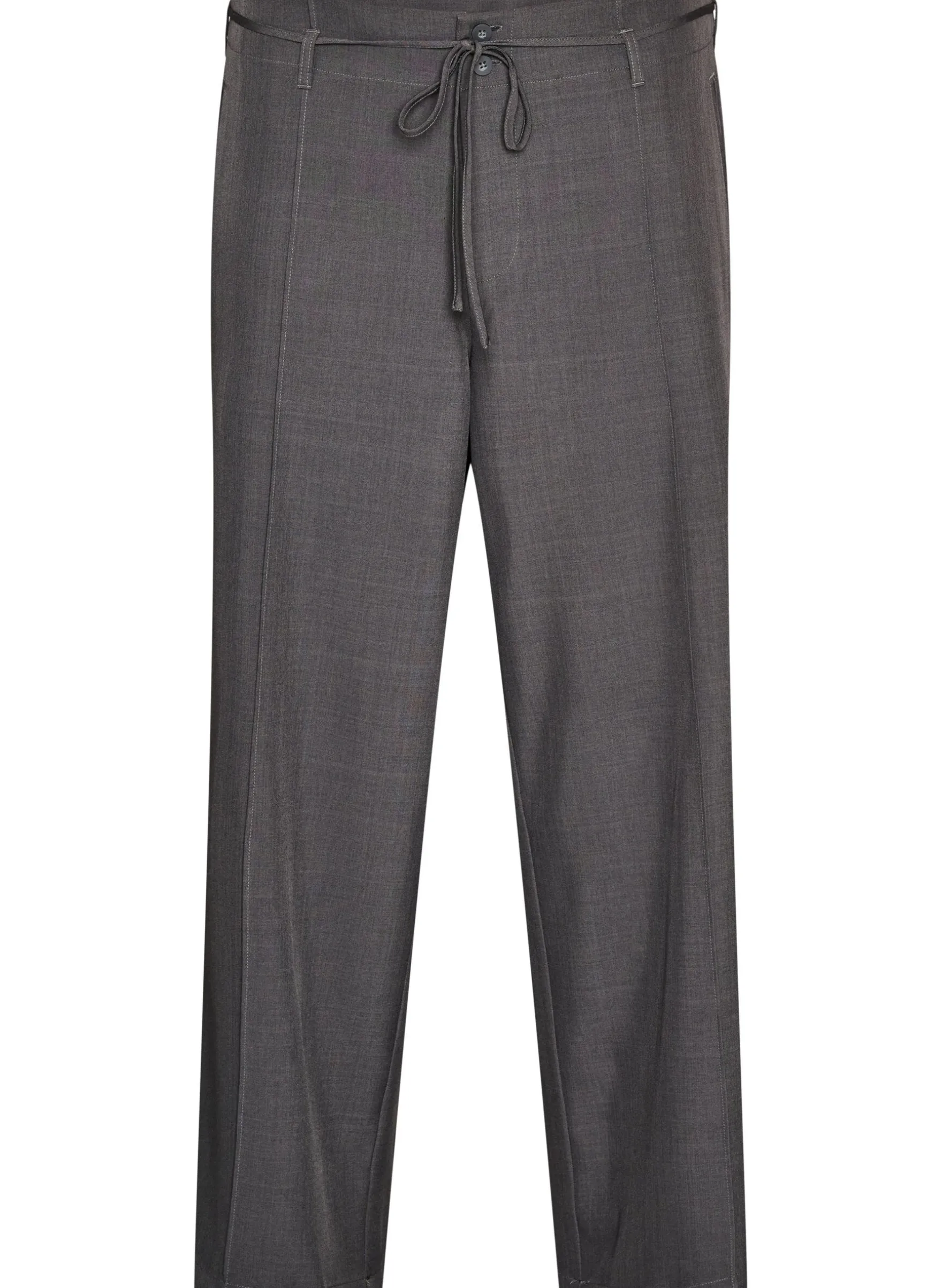 Taillierte Hose mit Bügelfalten und einem Bindegürtel