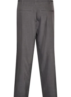 Taillierte Hose mit Bügelfalten und einem Bindegürtel