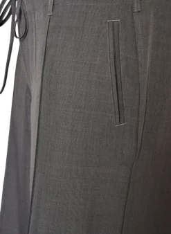 Taillierte Hose mit Bügelfalten und einem Bindegürtel