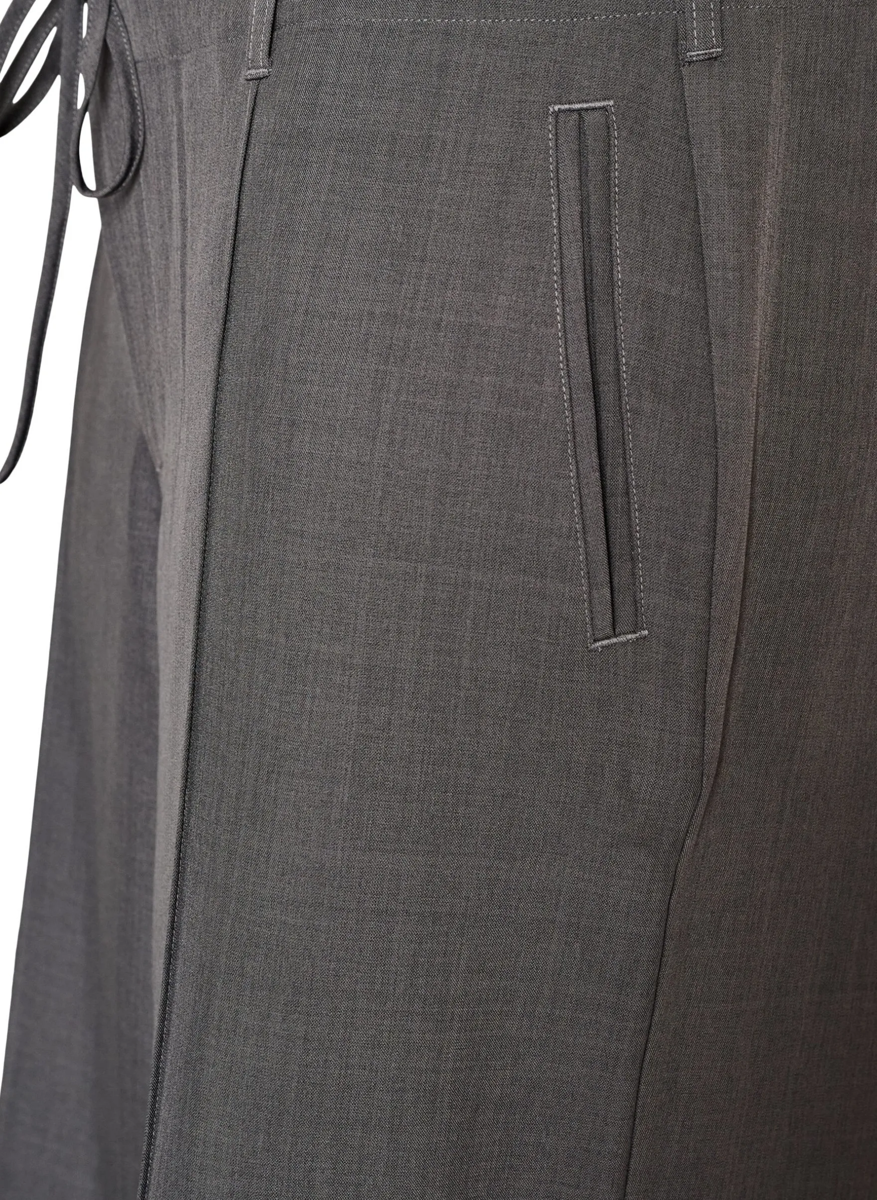 Taillierte Hose mit Bügelfalten und einem Bindegürtel