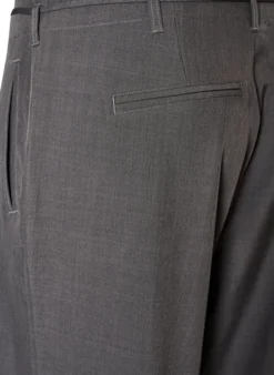 Taillierte Hose mit Bügelfalten und einem Bindegürtel
