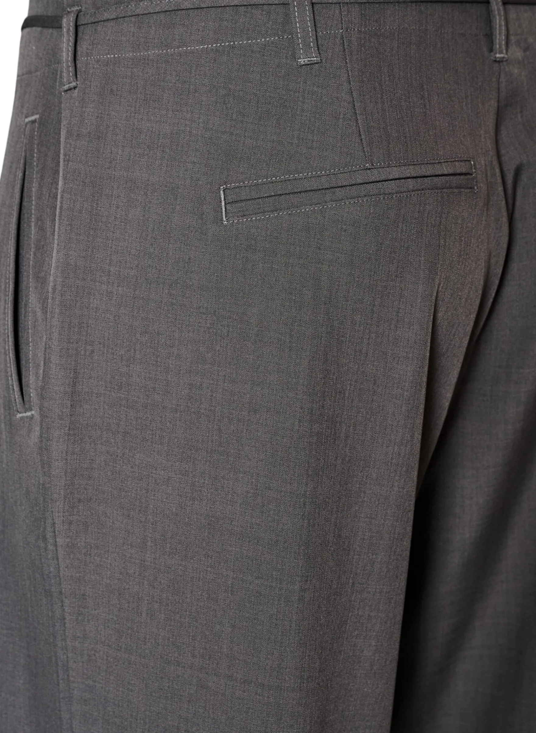 Taillierte Hose mit Bügelfalten und einem Bindegürtel