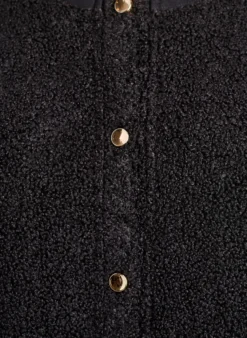 Teddy-Strickjacke mit goldfarbenen Knöpfen