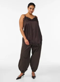 Top aus Satin mit Spitzen und asymmetrischem Saum