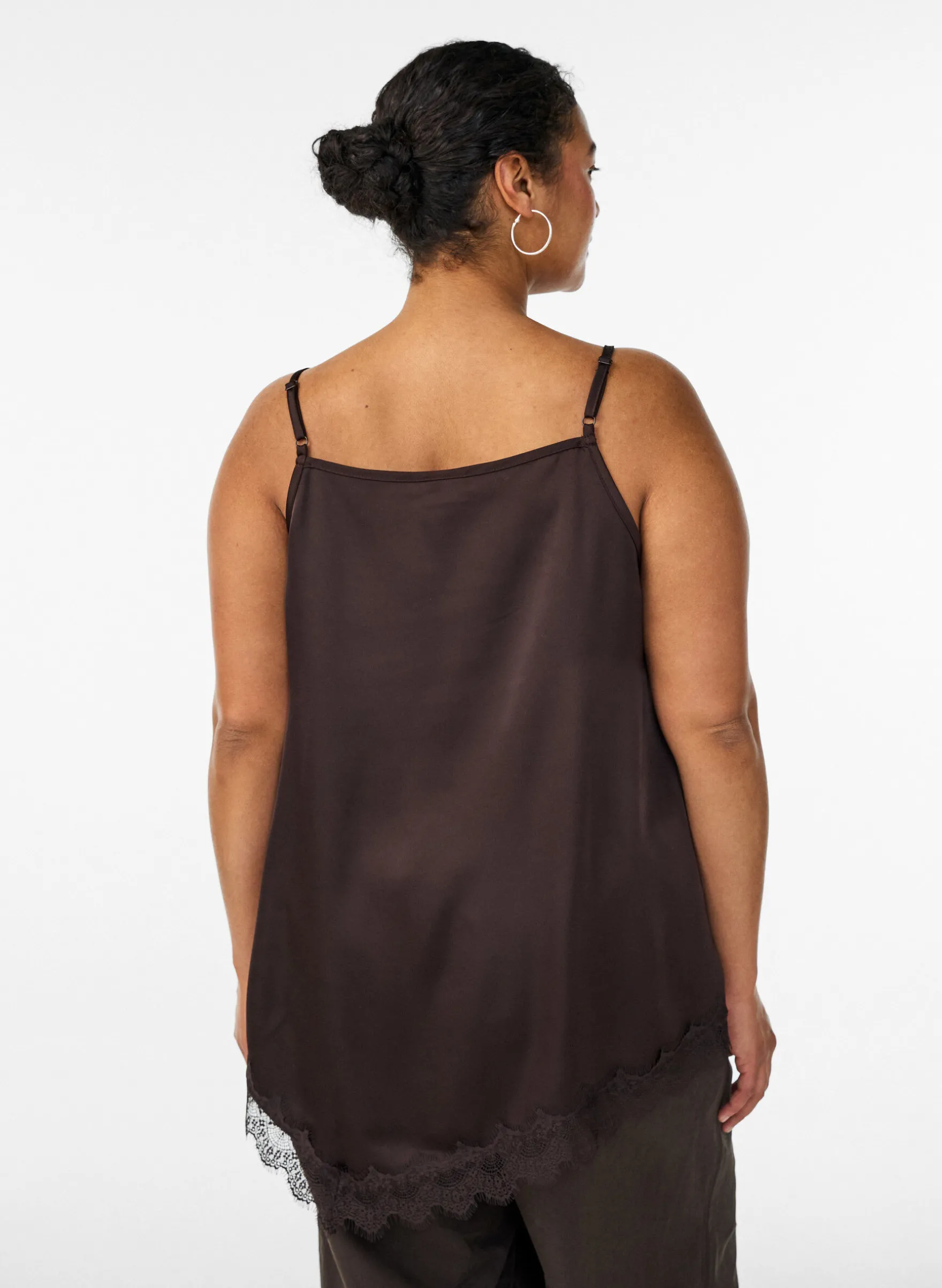 Top aus Satin mit Spitzen und asymmetrischem Saum