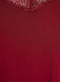 Top mit Spitzendetails und Spaghettiträgern