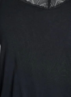 Top mit Spitzendetails und Spaghettiträgern