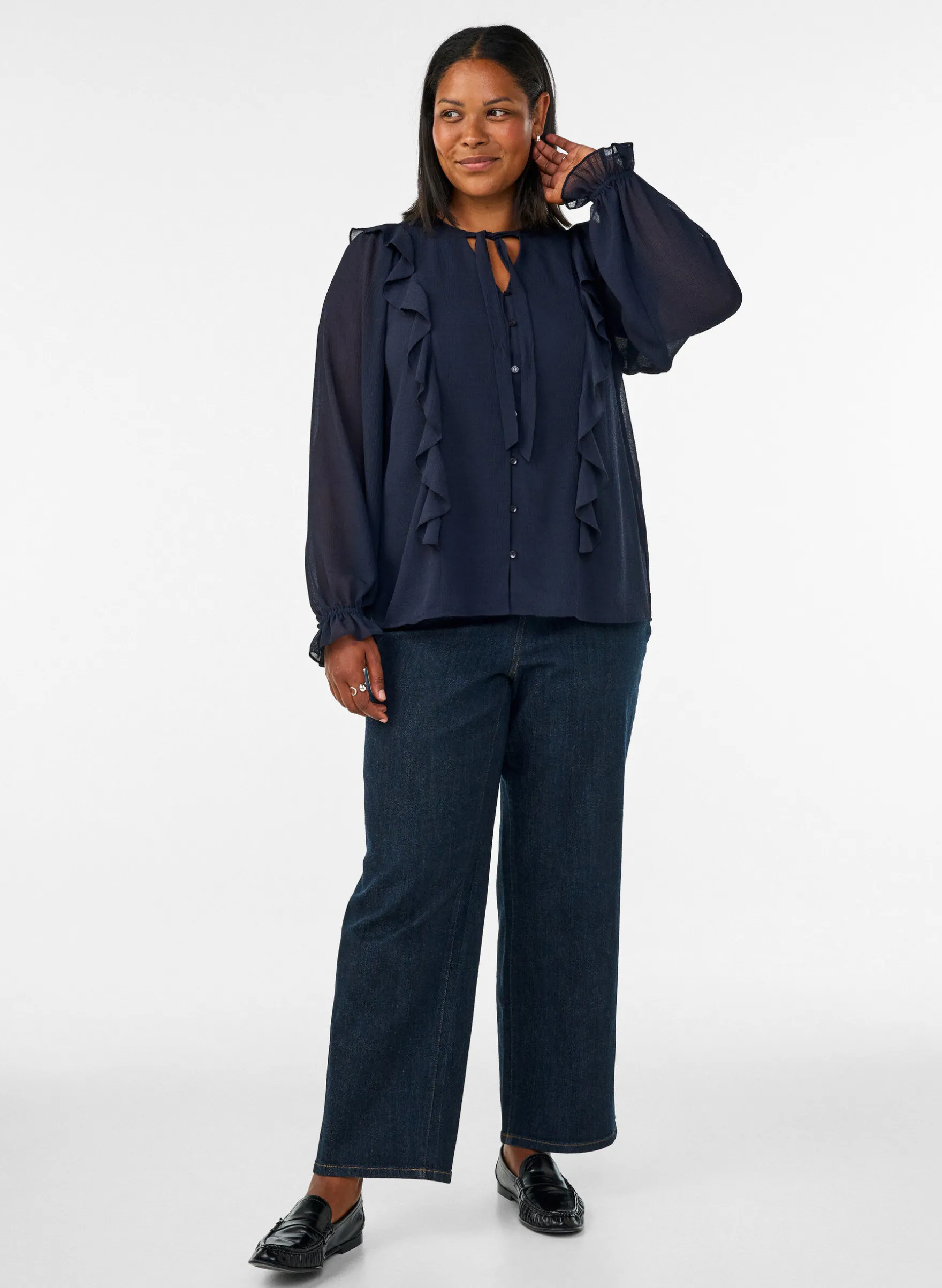 Transparente Bluse mit Rüschen und Bindeband