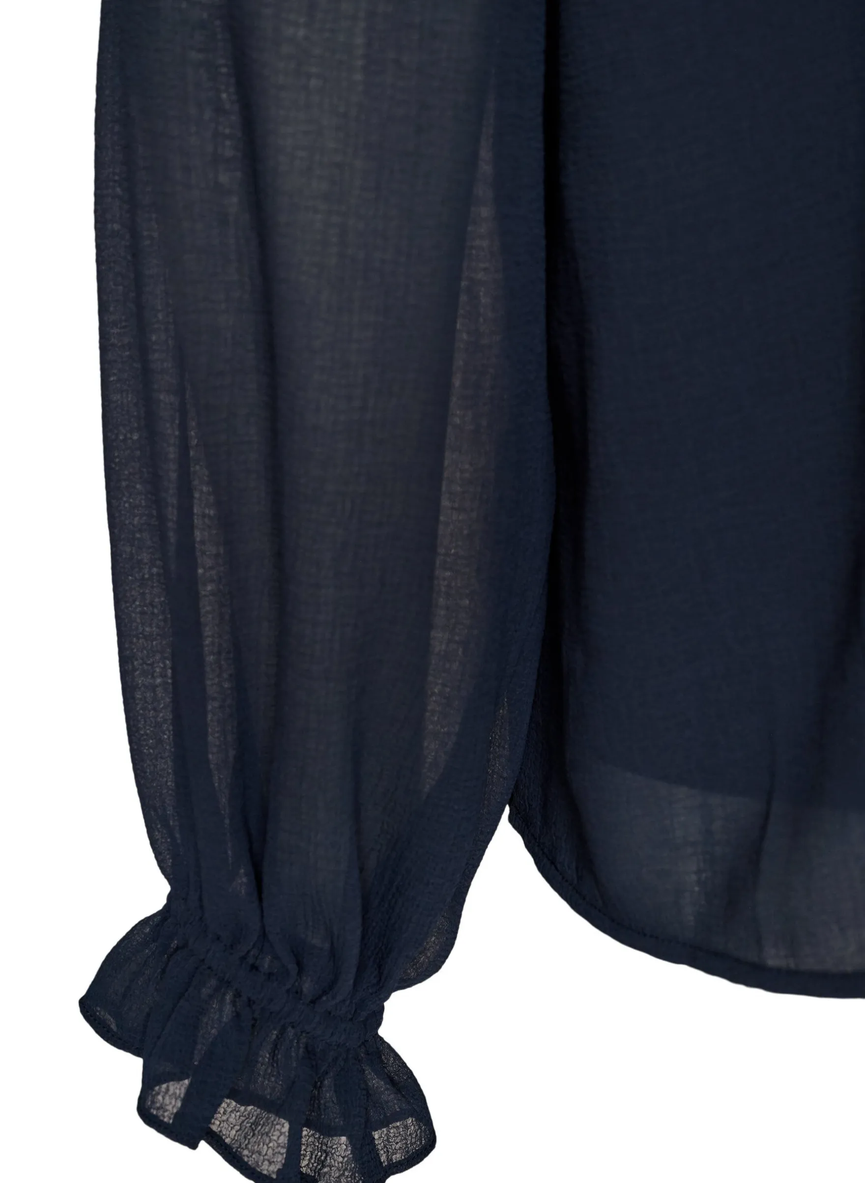 Transparente Bluse mit Rüschen und Bindeband
