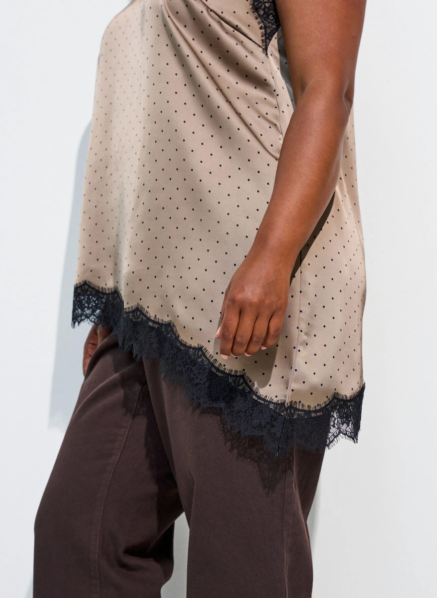 Trägertop mit Spitze und asymmetrischem Saum