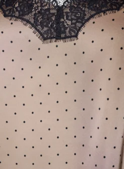 Trägertop mit Spitze und asymmetrischem Saum