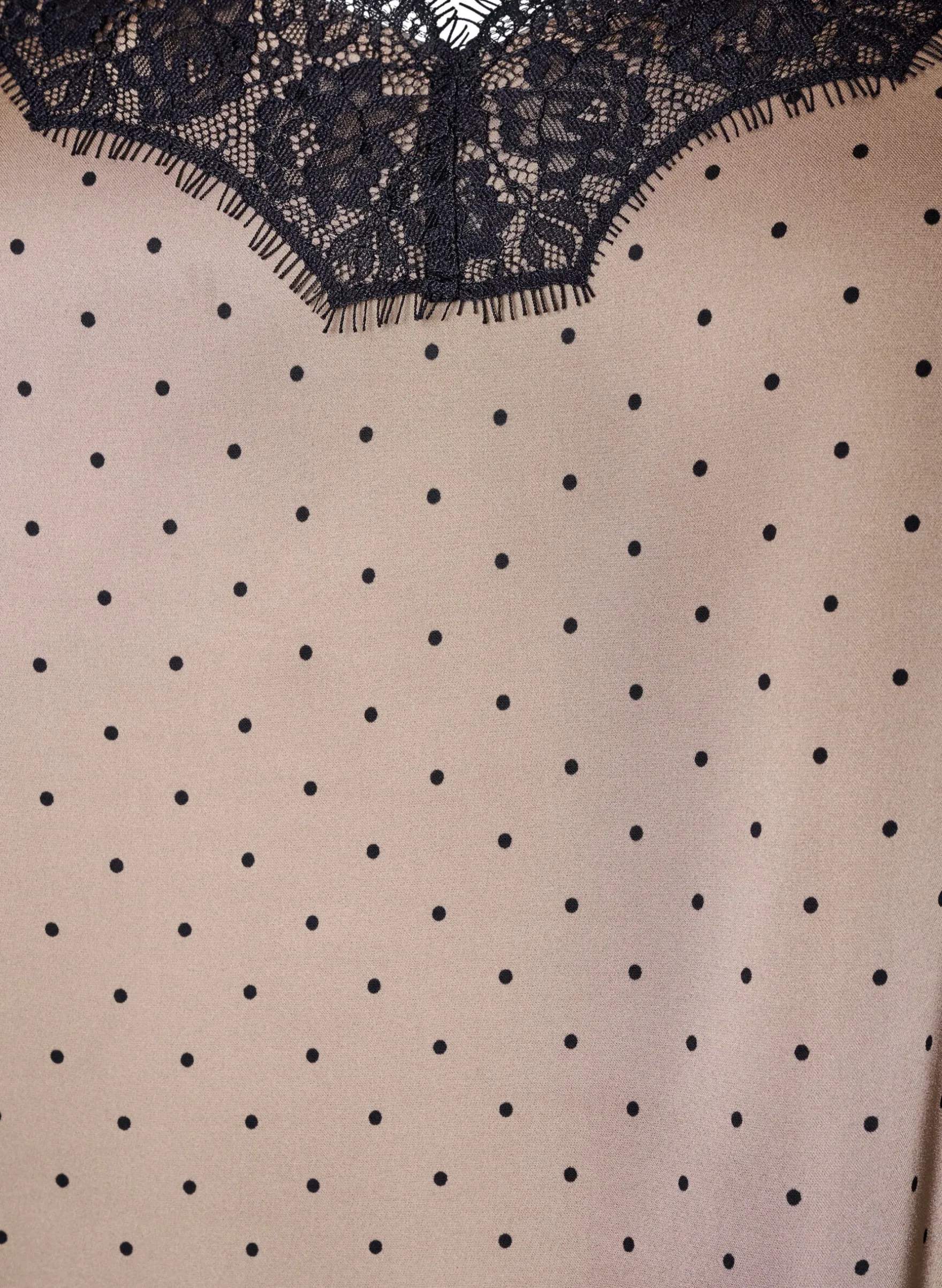 Trägertop mit Spitze und asymmetrischem Saum