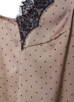 Trägertop mit Spitze und asymmetrischem Saum