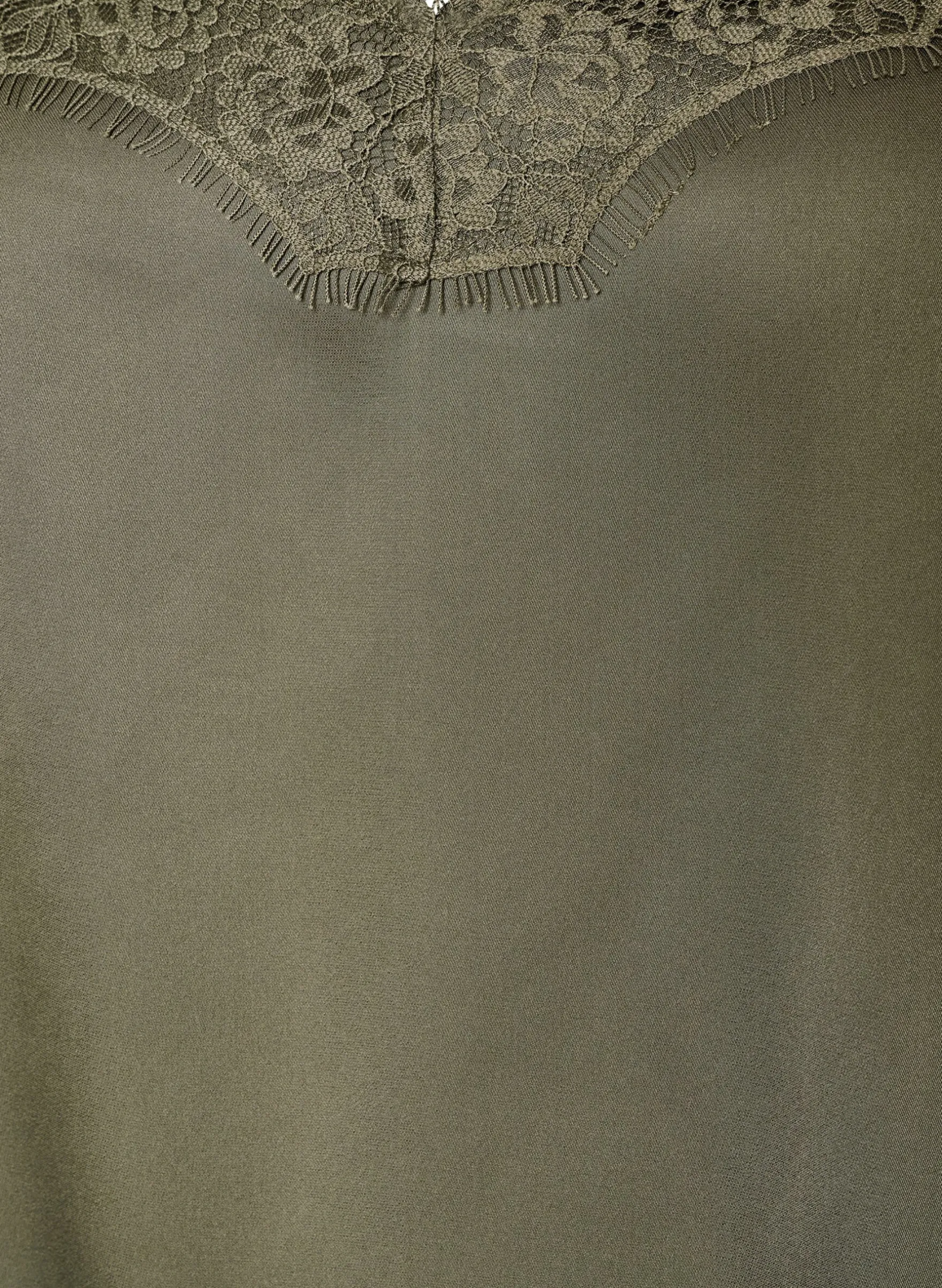 Trägertop mit Spitze und asymmetrischem Saum