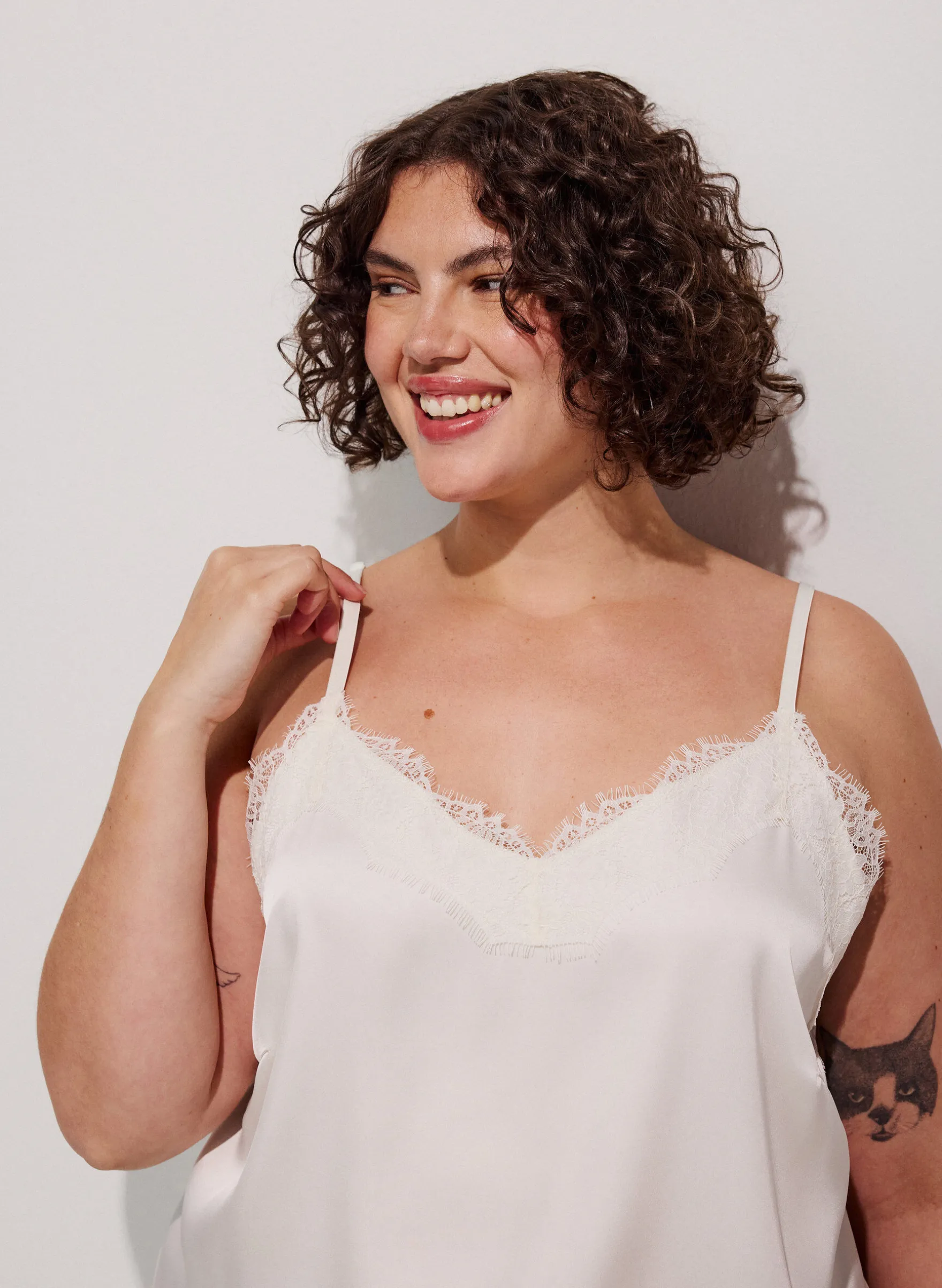 Trägertop mit Spitze und asymmetrischem Saum