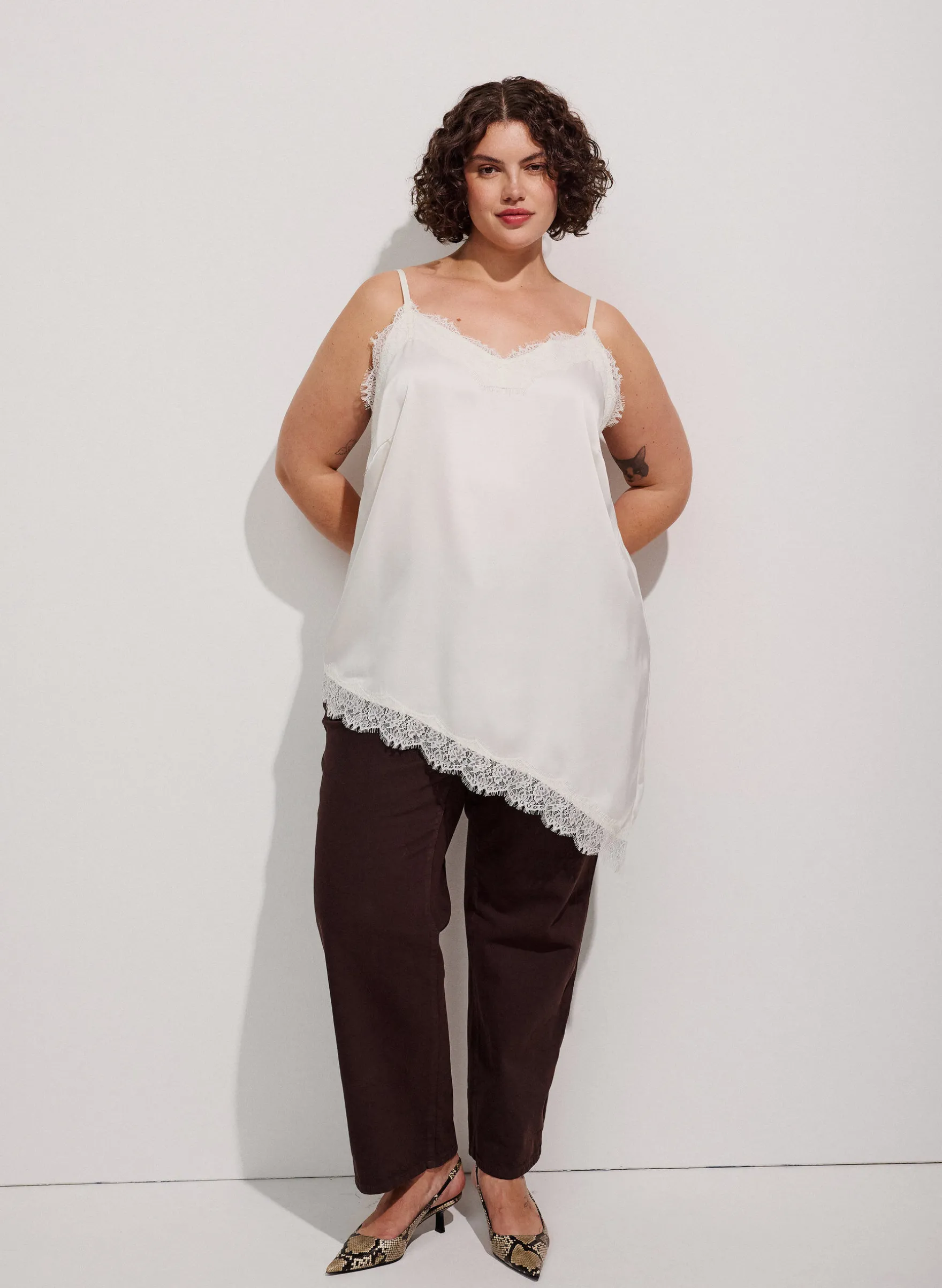 Trägertop mit Spitze und asymmetrischem Saum