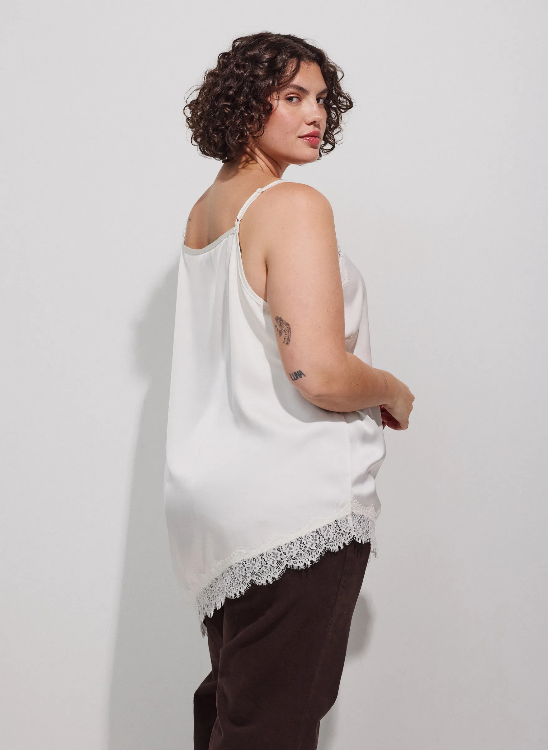 Trägertop mit Spitze und asymmetrischem Saum