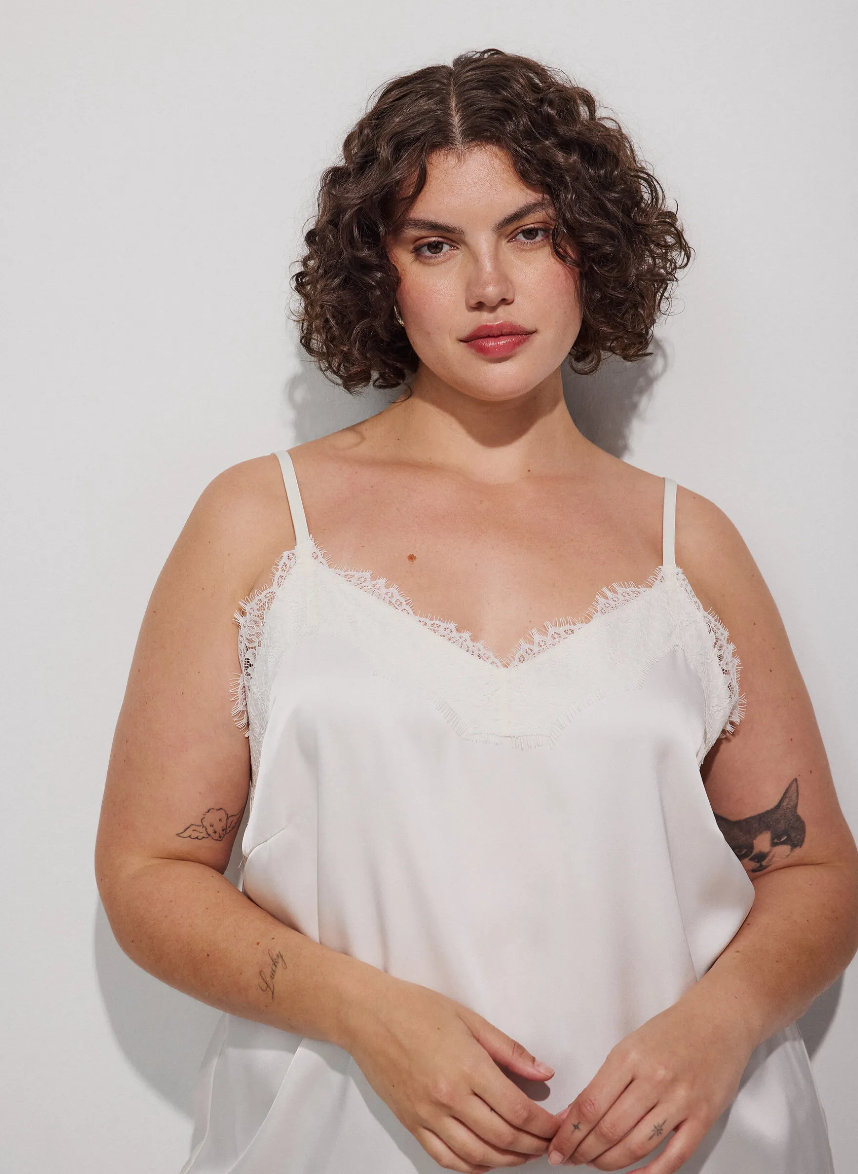 Trägertop mit Spitze und asymmetrischem Saum