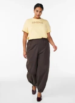 T-Shirt aus Baumwolle mit aufgesticktem Text