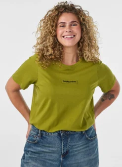 T-Shirt aus Baumwolle mit Text-Badge