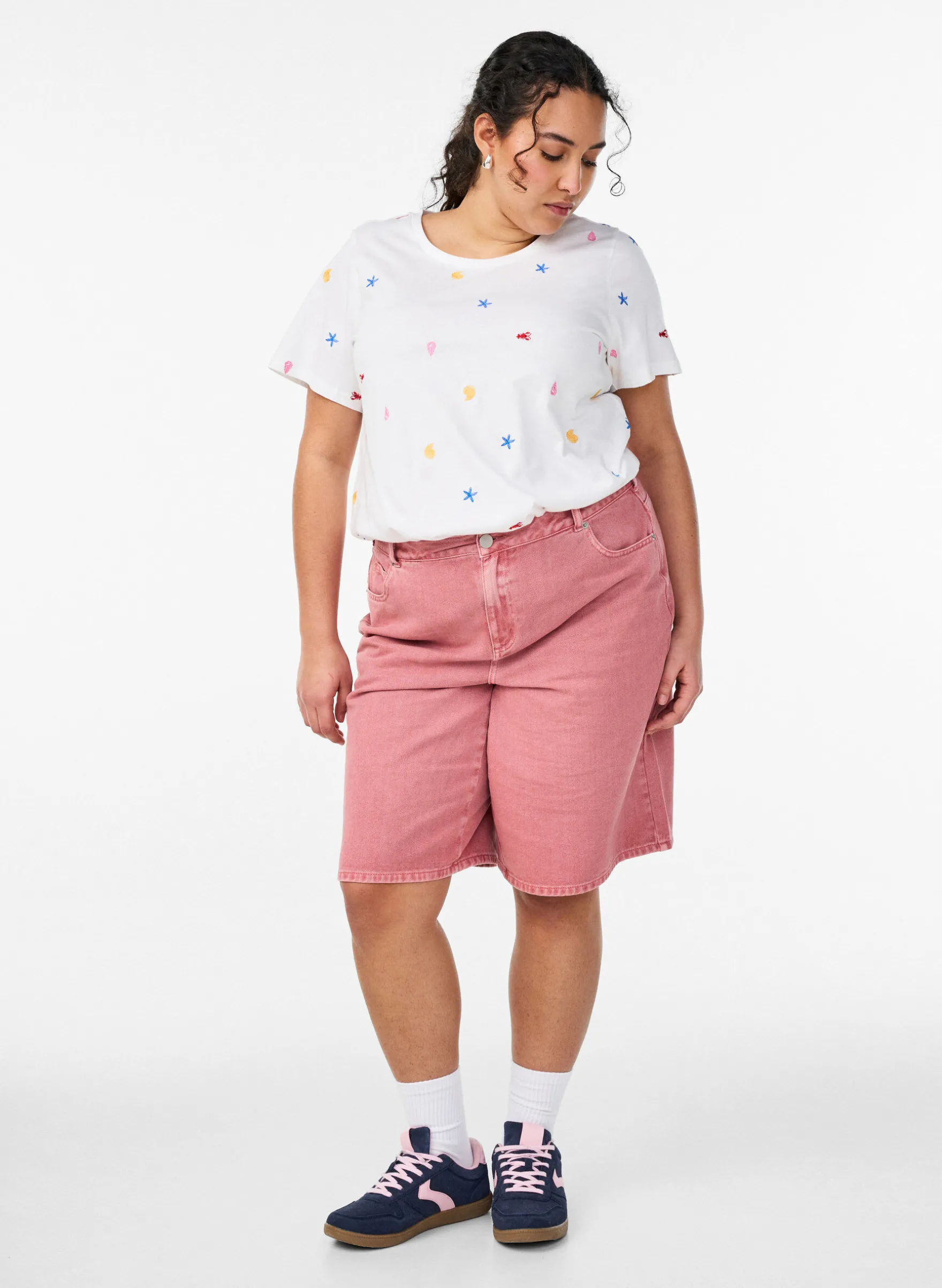 T-Shirt aus Bio-Baumwolle mit aufgestickten Motiven