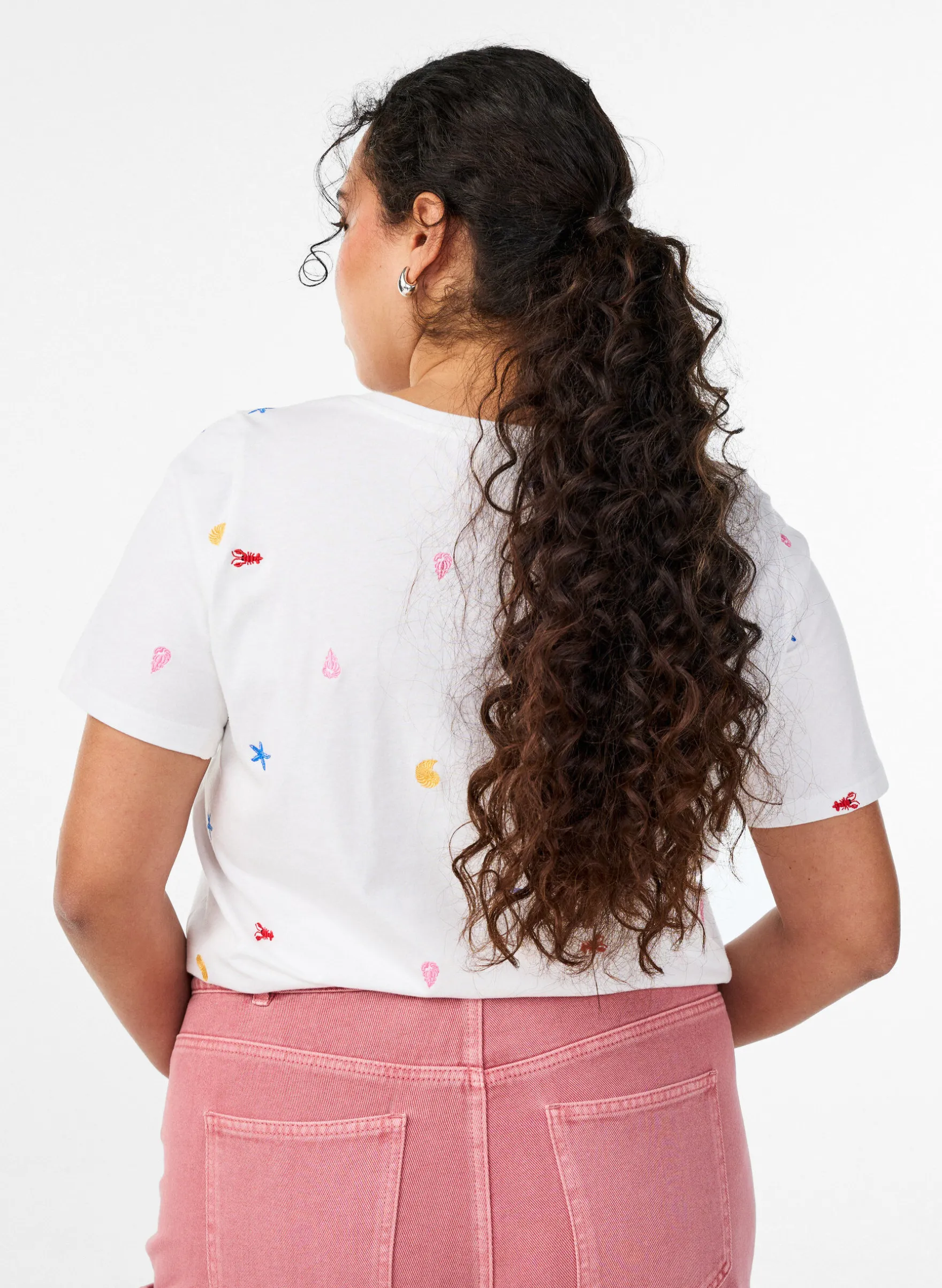T-Shirt aus Bio-Baumwolle mit aufgestickten Motiven