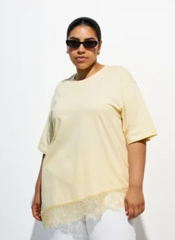 T-Shirt mit asymmetrischem Spitzensaum