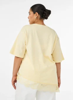 T-Shirt mit asymmetrischem Spitzensaum
