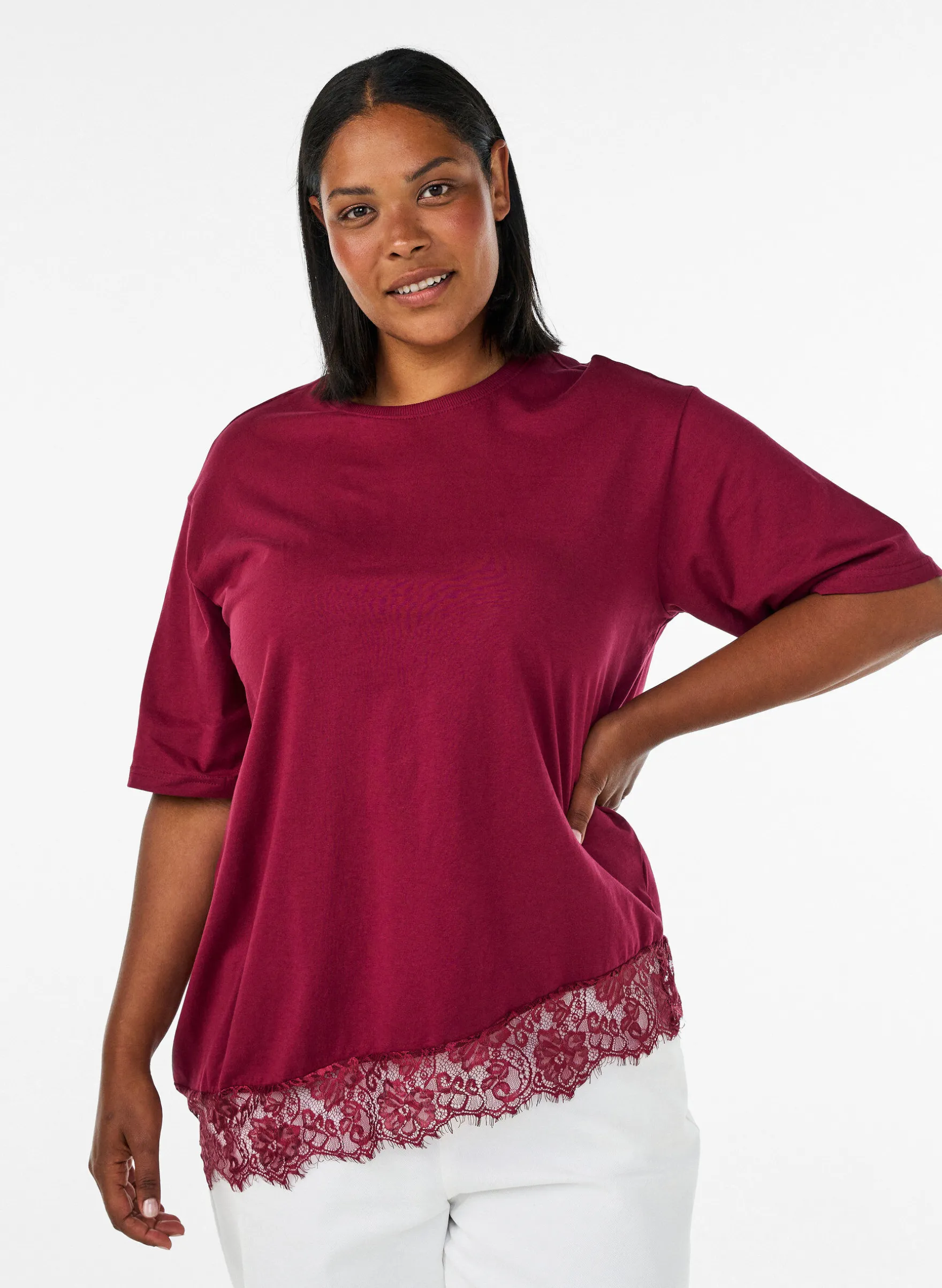 T-Shirt mit asymmetrischem Spitzensaum