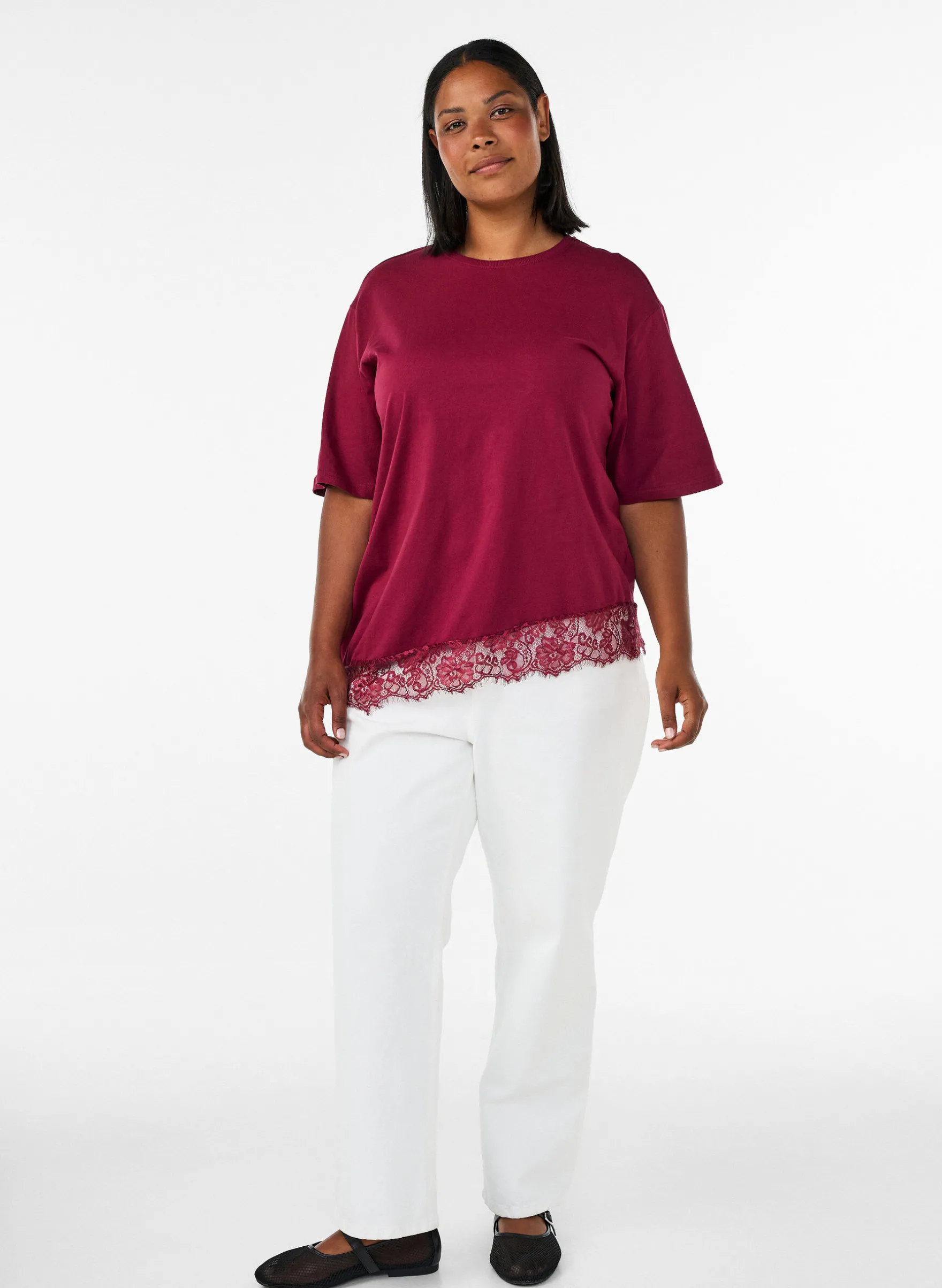T-Shirt mit asymmetrischem Spitzensaum