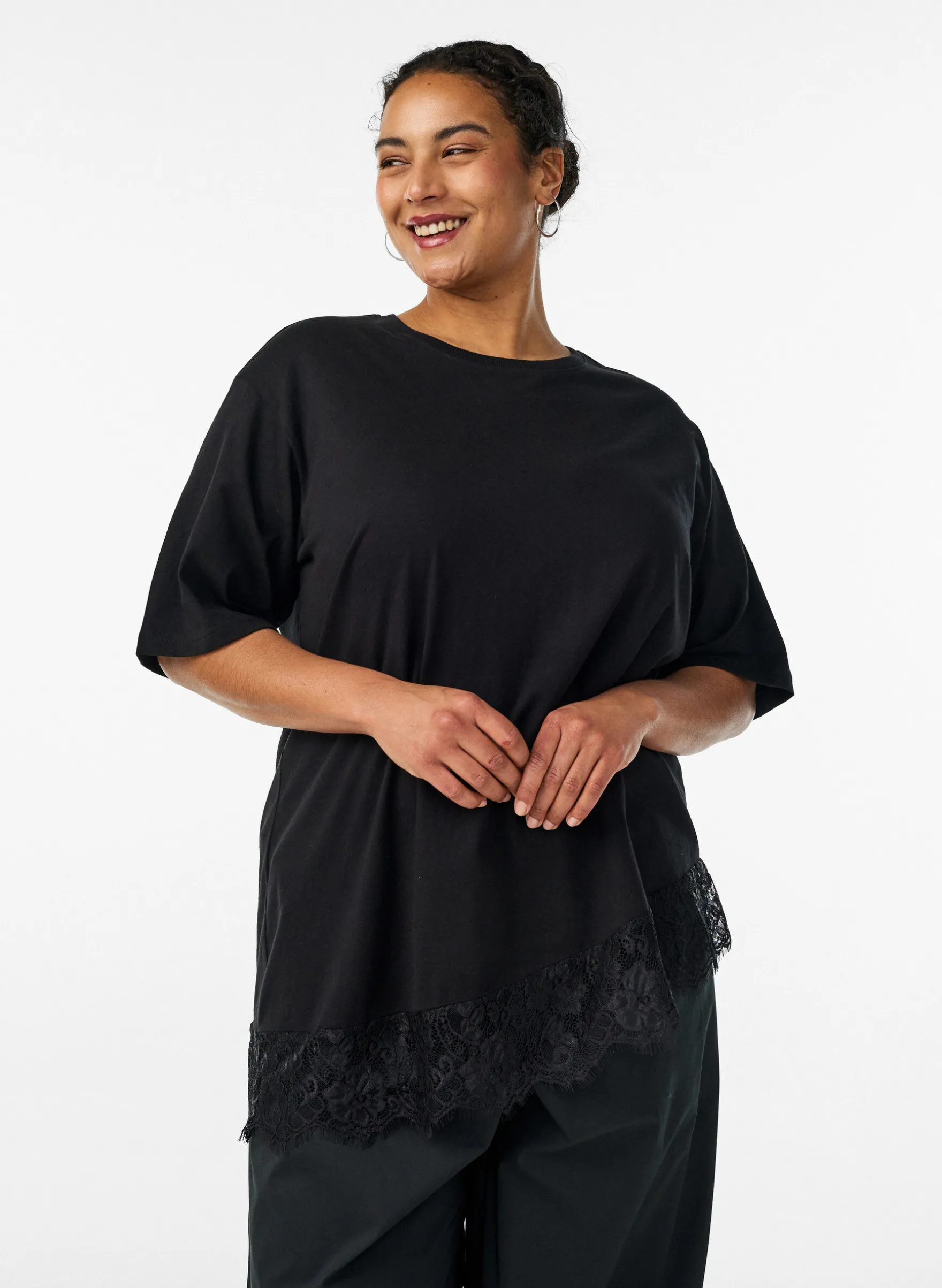T-Shirt mit asymmetrischem Spitzensaum