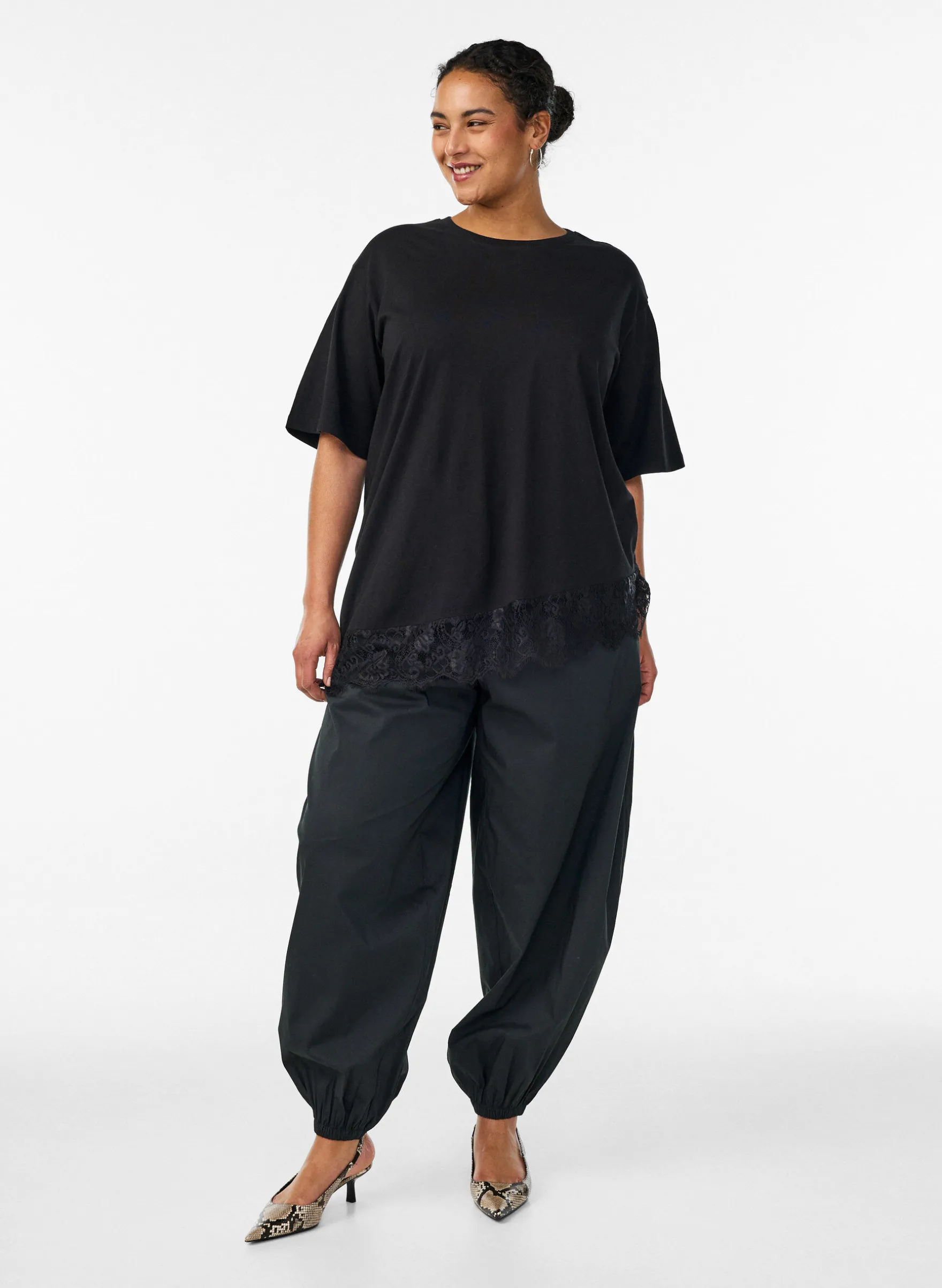 T-Shirt mit asymmetrischem Spitzensaum