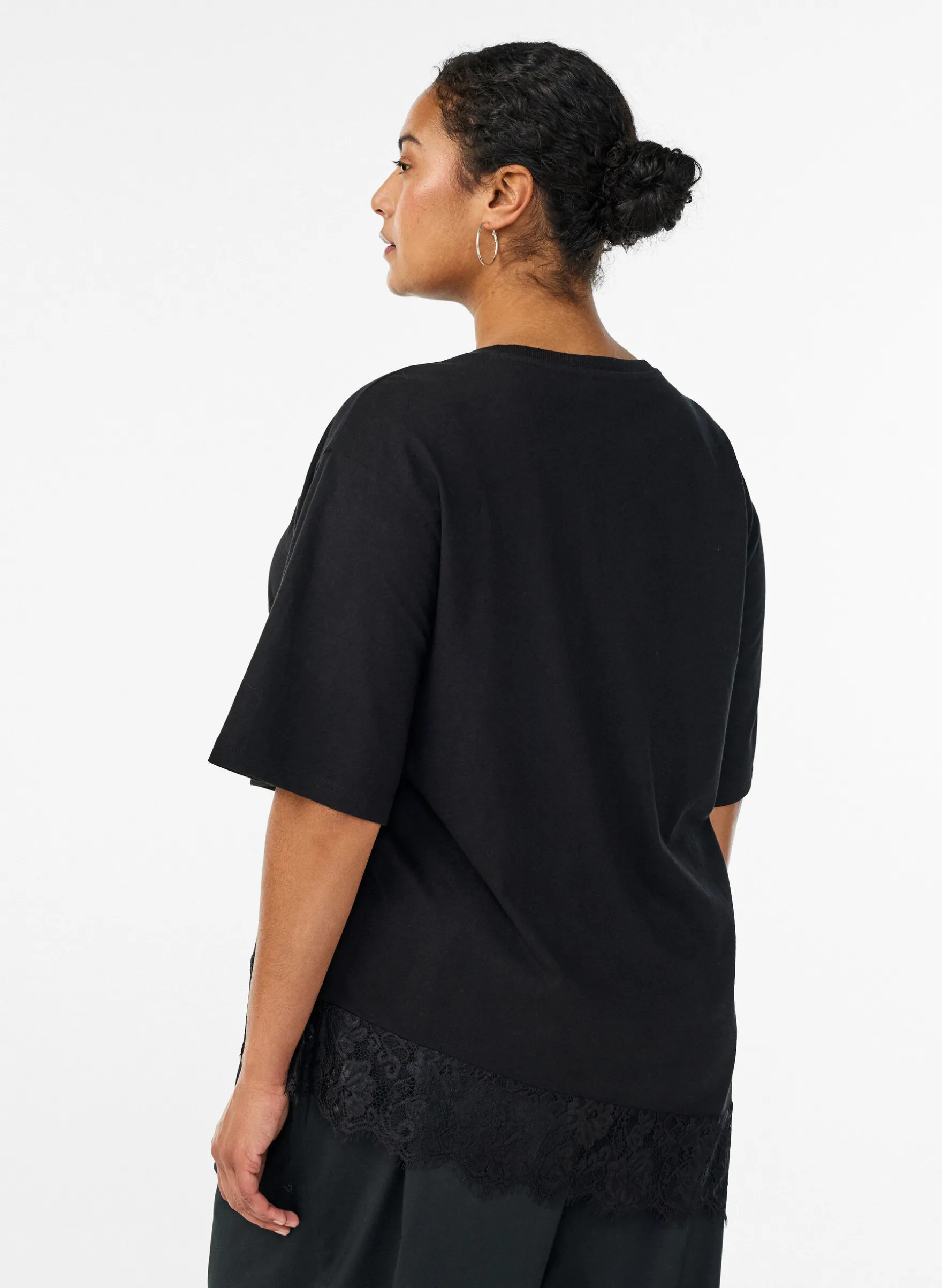 T-Shirt mit asymmetrischem Spitzensaum