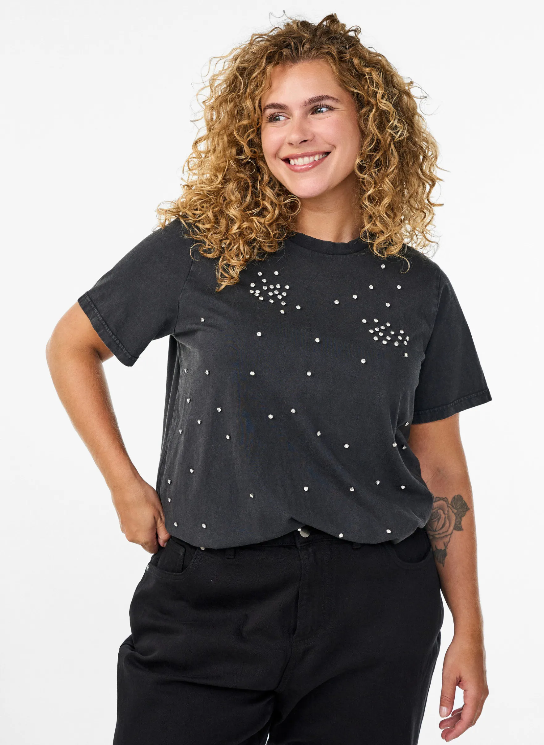 T-Shirt mit Strasssteinen in abgenutzter Optik