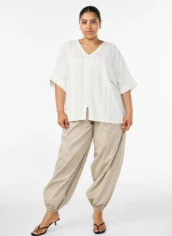 Viskosebluse mit Crochet-Besatz und Knöpfen