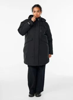 Wasserabweisender Parka mit Kapuze und funktionellen Details