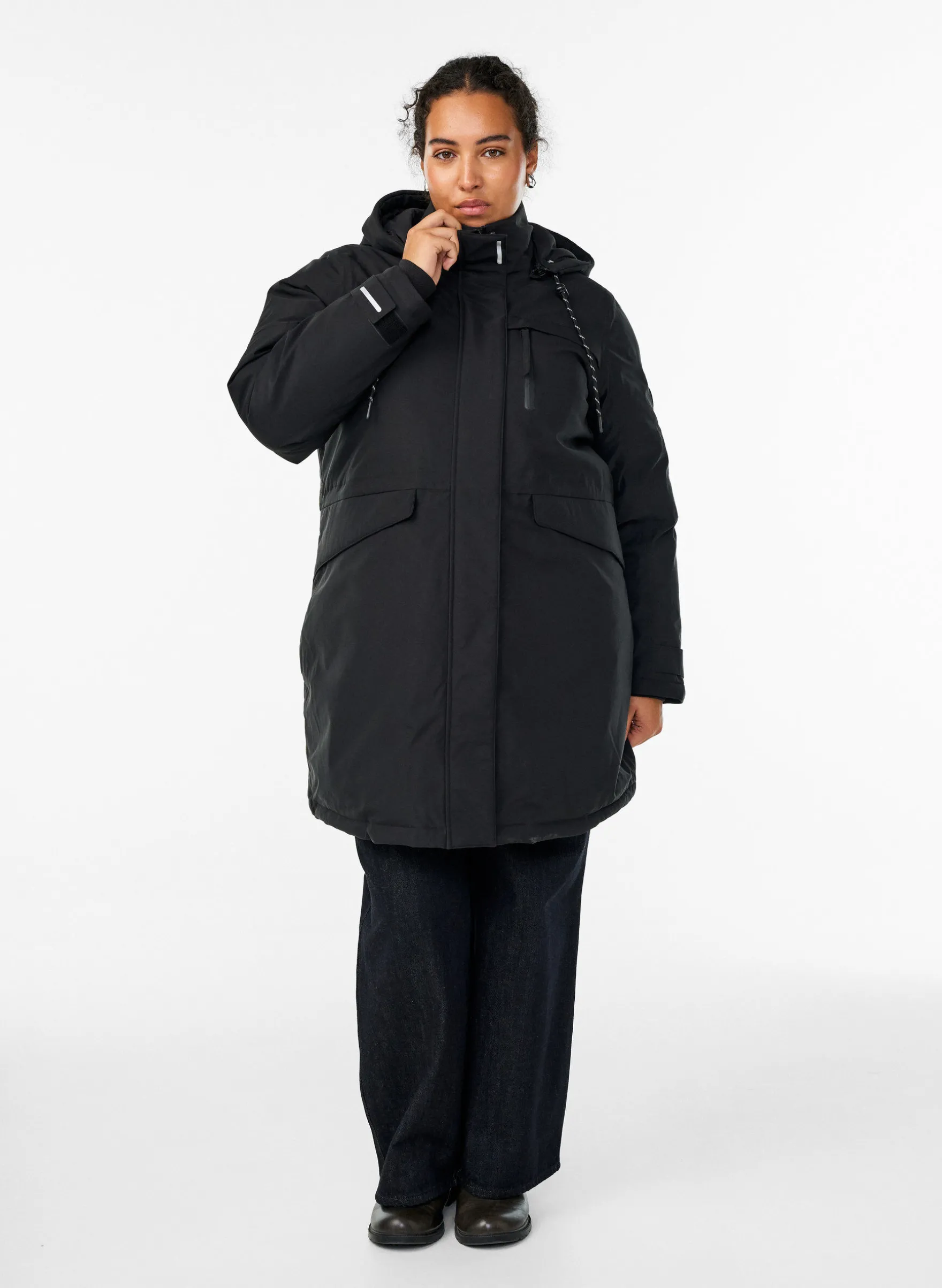 Wasserabweisender Parka mit Kapuze und funktionellen Details