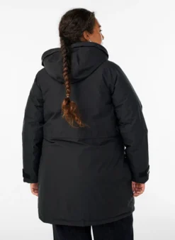 Wasserabweisender Parka mit Kapuze und funktionellen Details