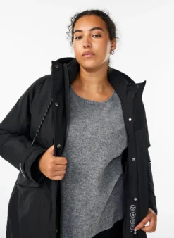 Wasserabweisender Parka mit Kapuze und funktionellen Details
