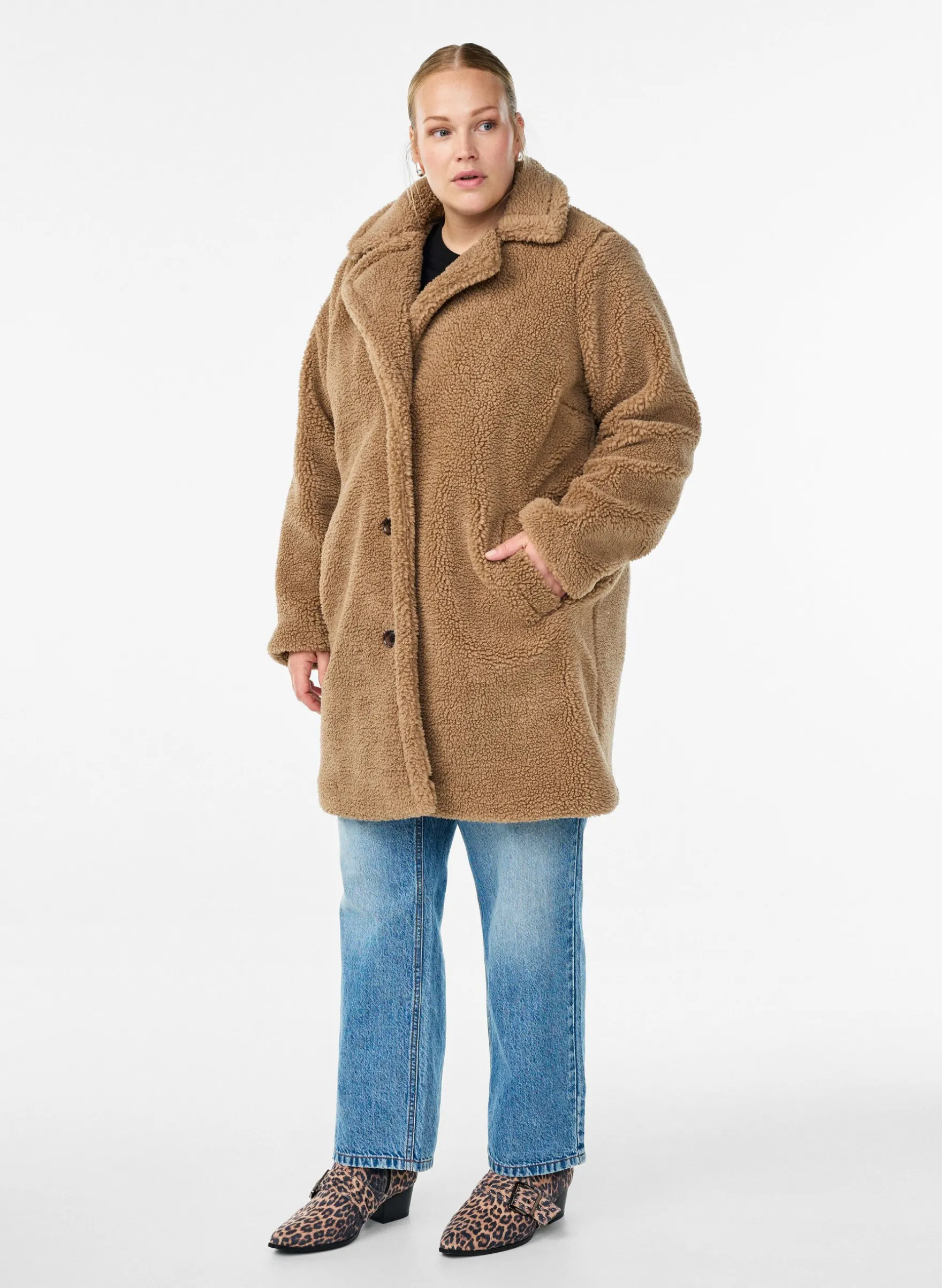 Weiche Teddyjacke mit Knöpfen und Kragen