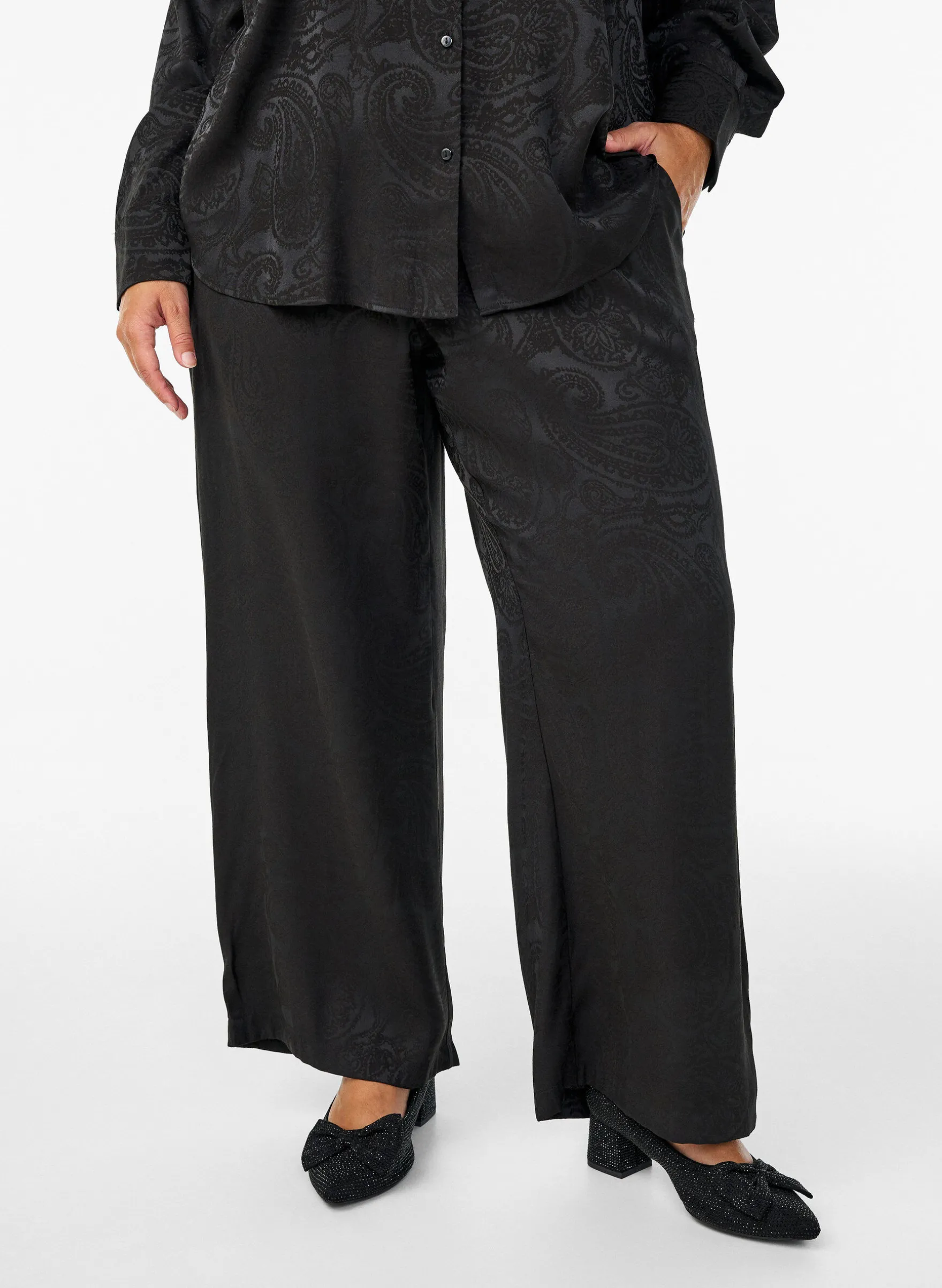 Weite Hose mit Paisleymuster und hoher Taille