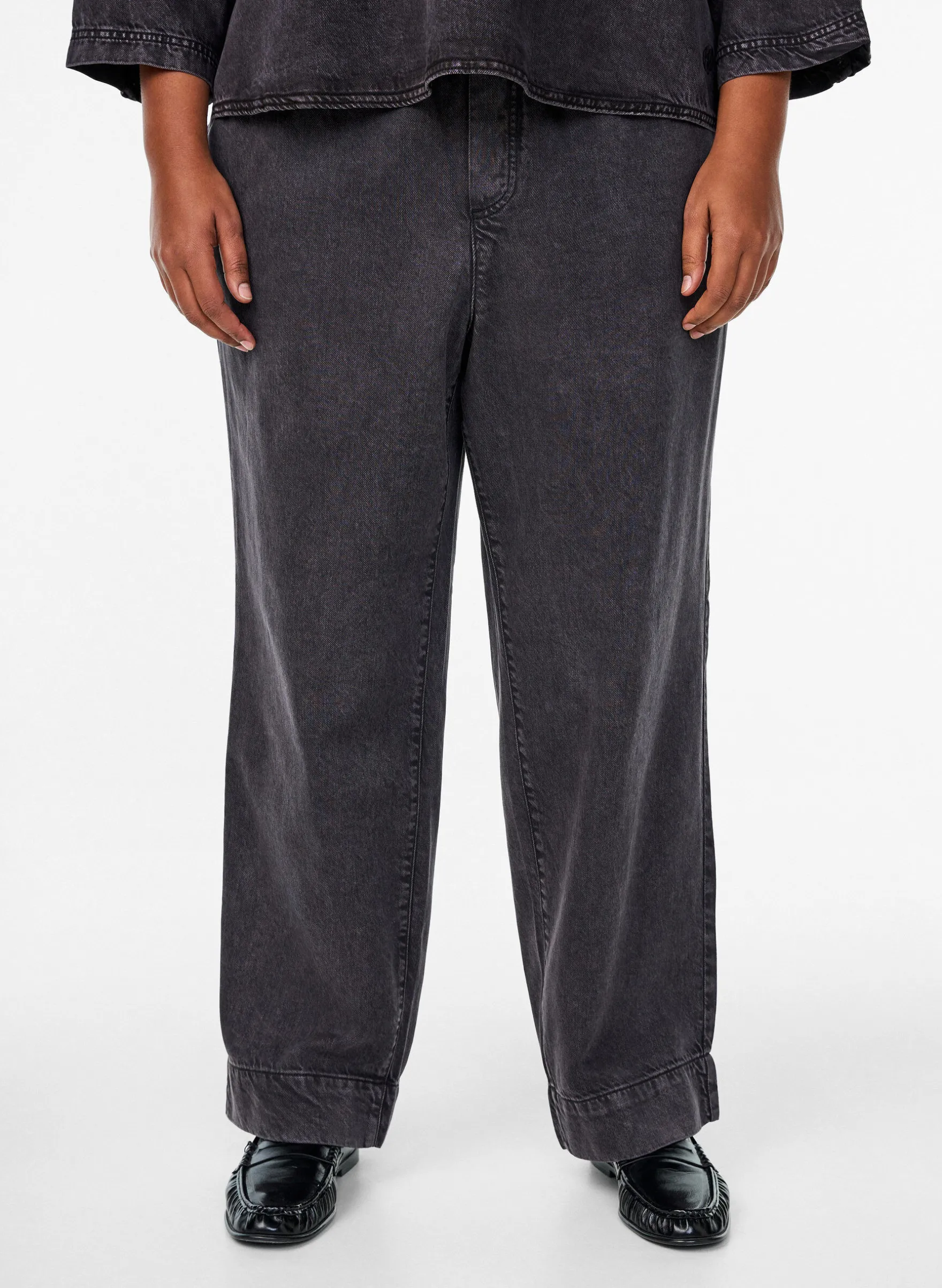 Weite Jeans mit elastischem Bund
