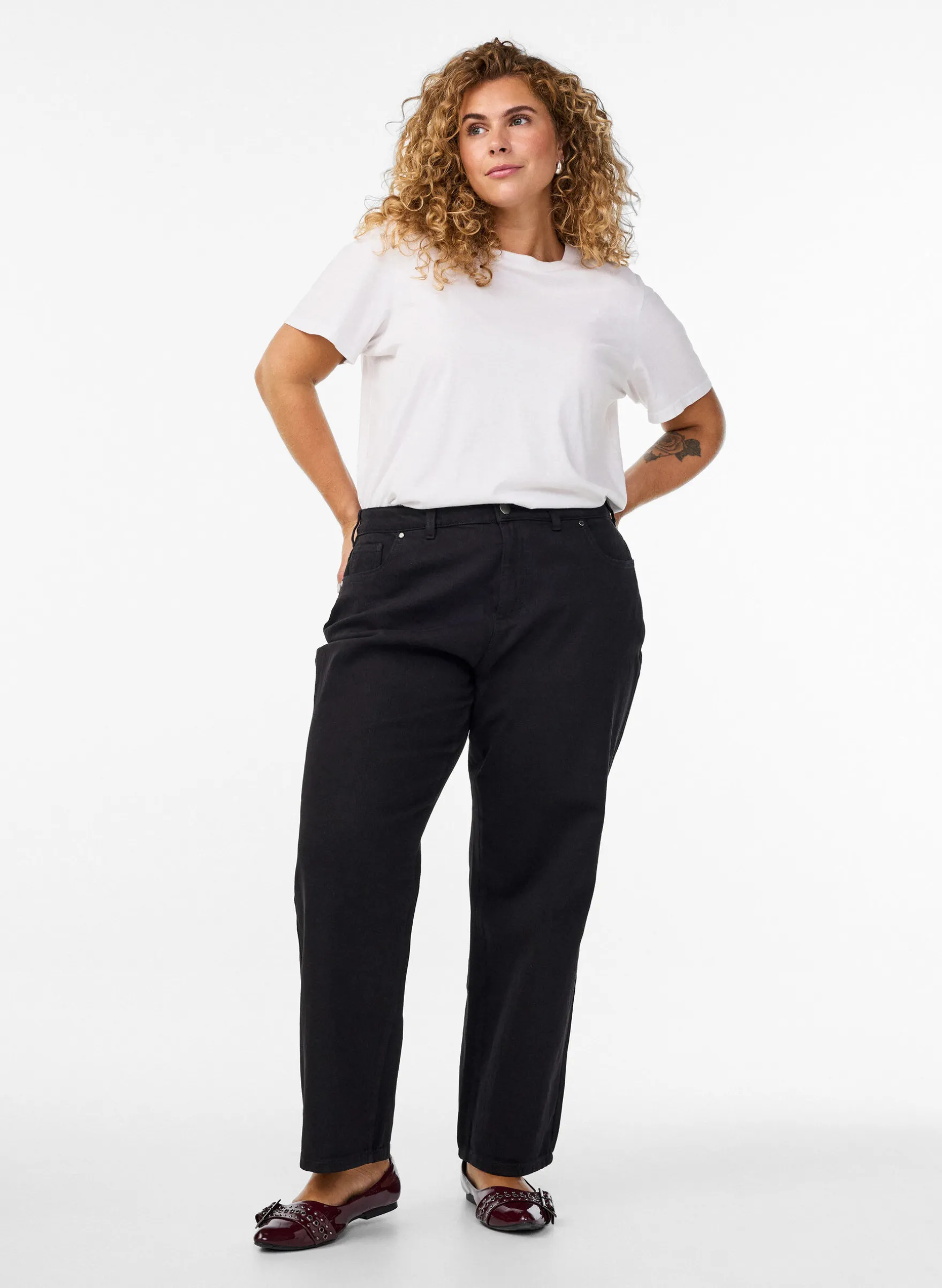 Weite Jeans mit verkürzter Länge