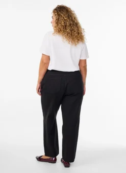 Weite Jeans mit verkürzter Länge